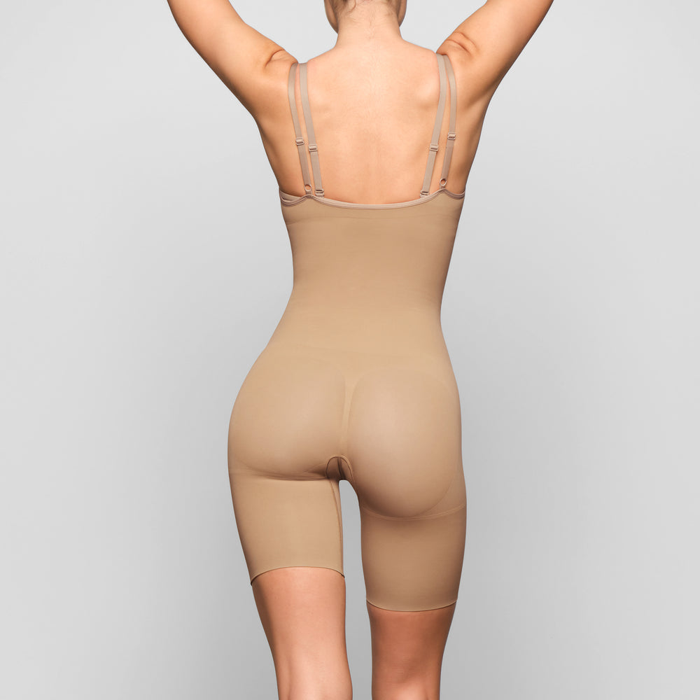Skims BUTT ENHANCING Open Bust Bodysuit Béžové | BWTF-91835