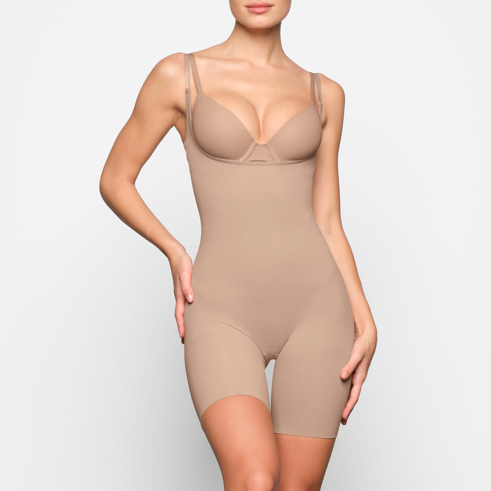 Skims BUTT ENHANCING Open Bust Bodysuit Béžové | RNUS-67954