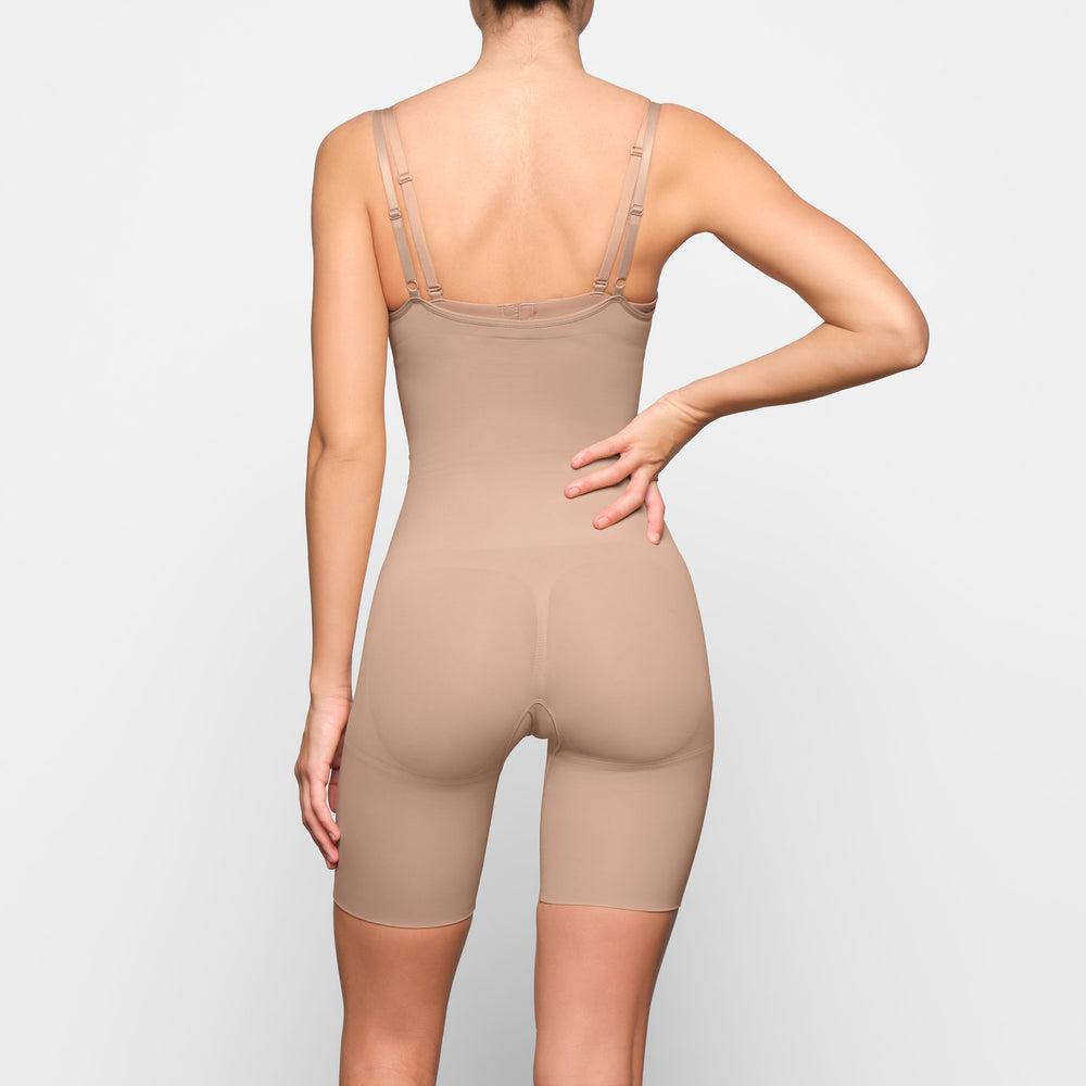 Skims BUTT ENHANCING Open Bust Bodysuit Béžové | RNUS-67954