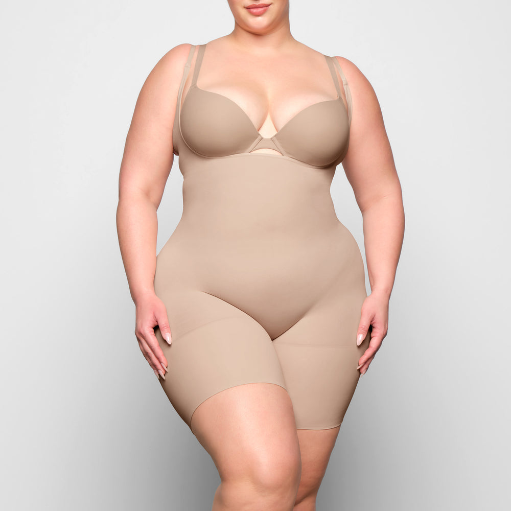 Skims BUTT ENHANCING Open Bust Bodysuit Béžové | VTPW-23985