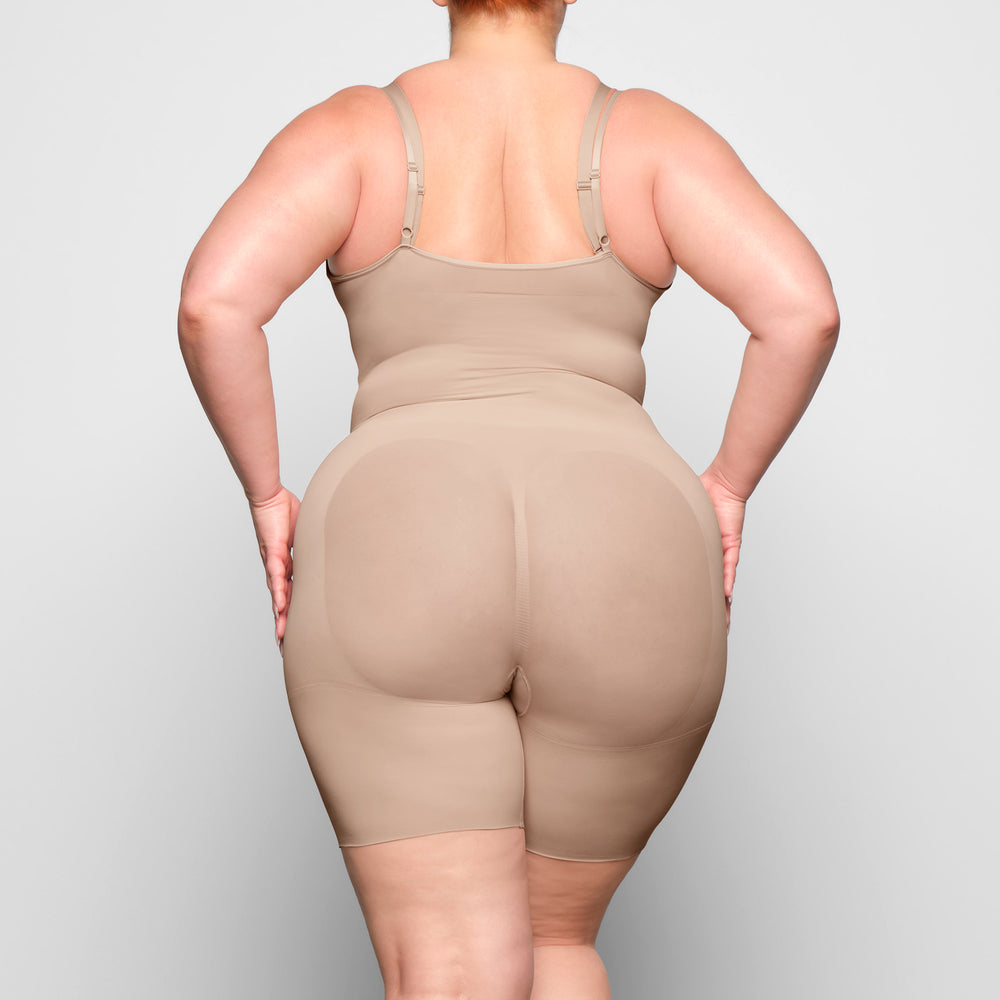 Skims BUTT ENHANCING Open Bust Bodysuit Béžové | VTPW-23985