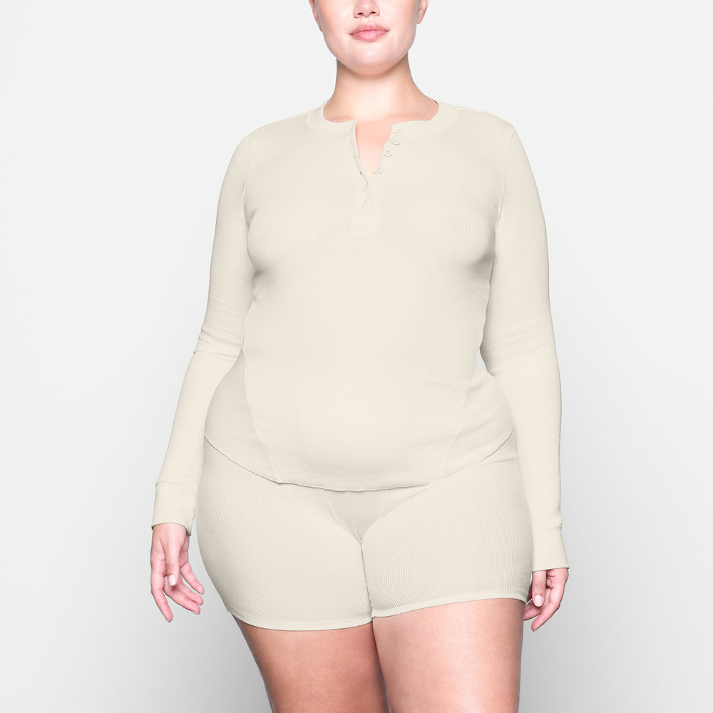 Skims COTTON RIB HENLEY LONG SLEEVE T-shirt Biele | MAQS-04359