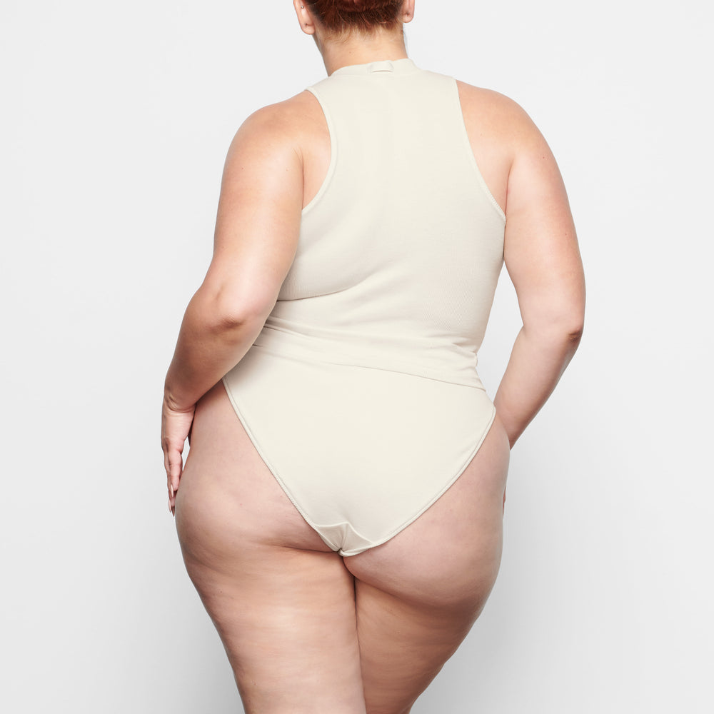 Skims COTTON RIB MID RISE Brief Biele | FVER-75681