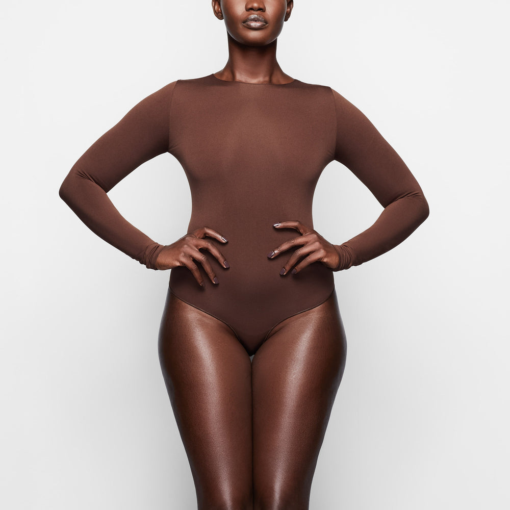 Skims ESSENTIAL CREW NECK Long Sleeve Bodysuit Káva | LIGE-96375