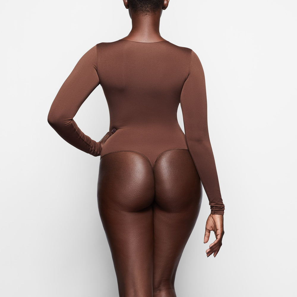 Skims ESSENTIAL CREW NECK Long Sleeve Bodysuit Káva | LIGE-96375
