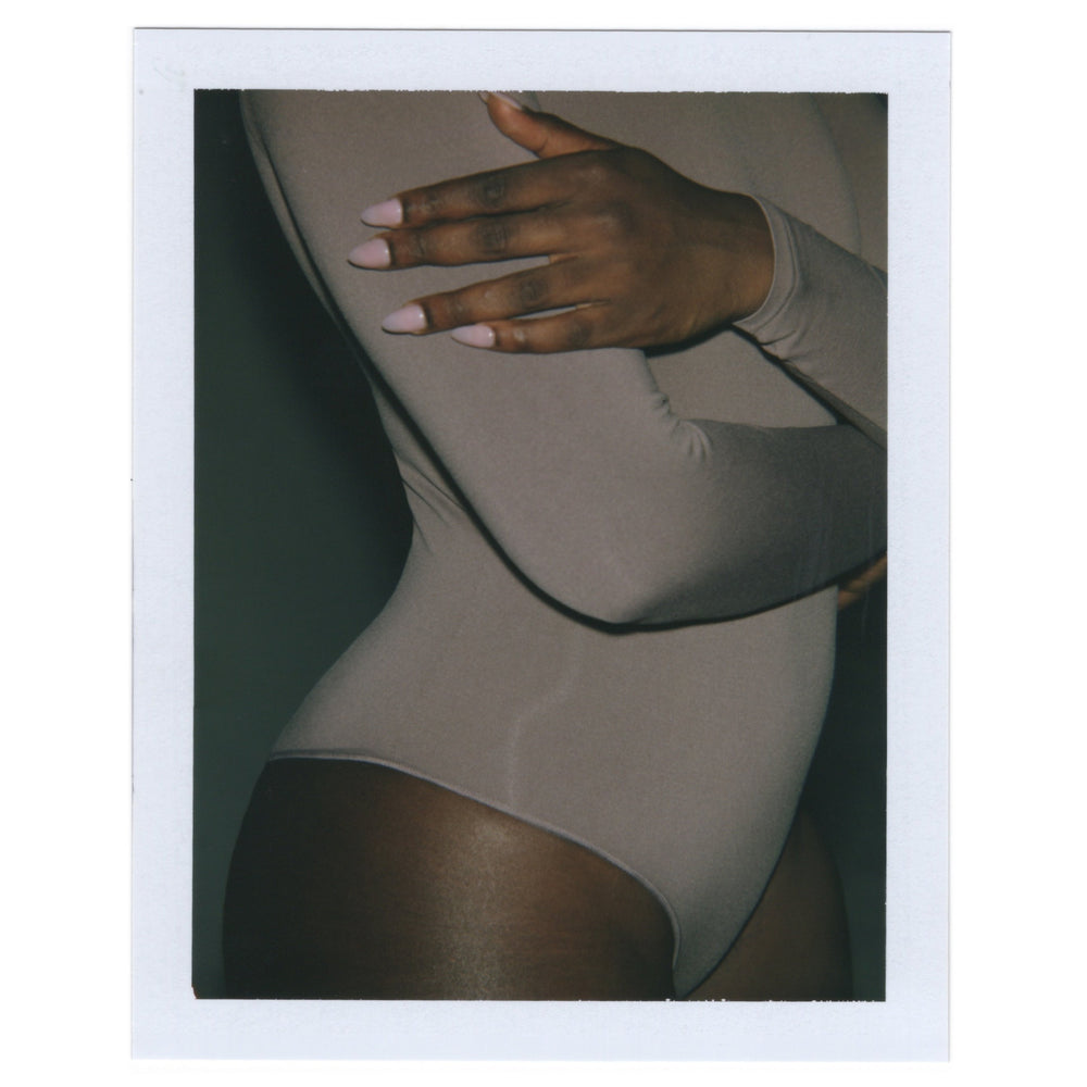 Skims ESSENTIAL CREW NECK Long Sleeve Bodysuit Čierne | NYTB-40892