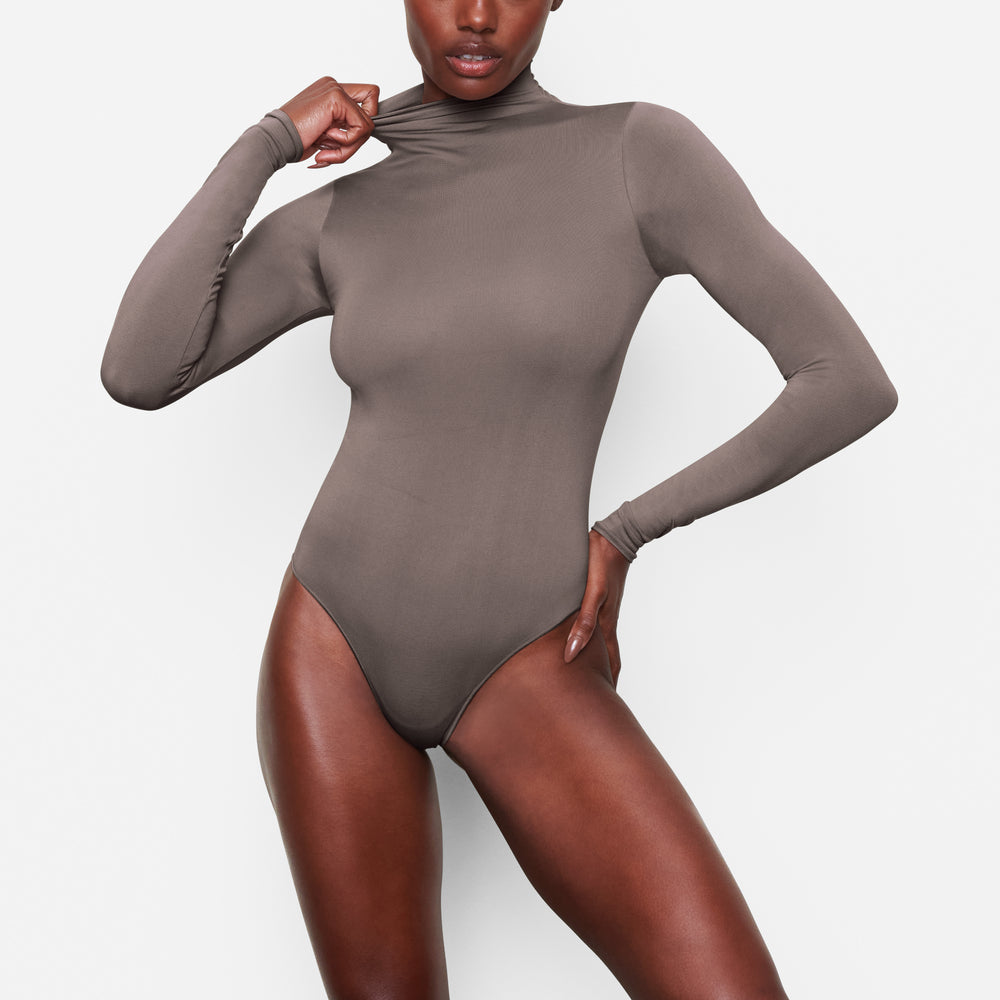 Skims ESSENTIAL MOCK NECK Long Sleeve Bodysuit Nachový Siva | GIRT-03497