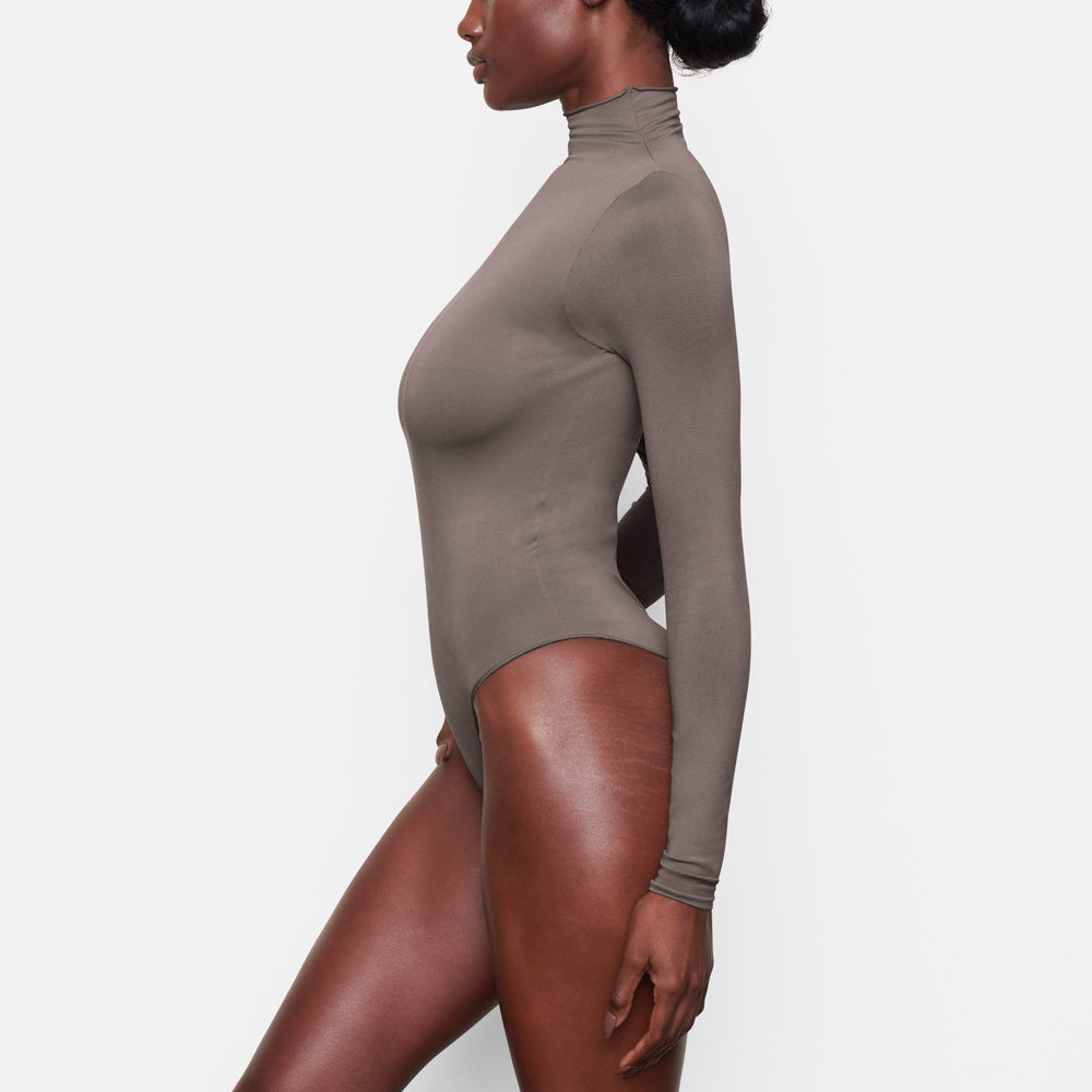 Skims ESSENTIAL MOCK NECK Long Sleeve Bodysuit Nachový Siva | GIRT-03497