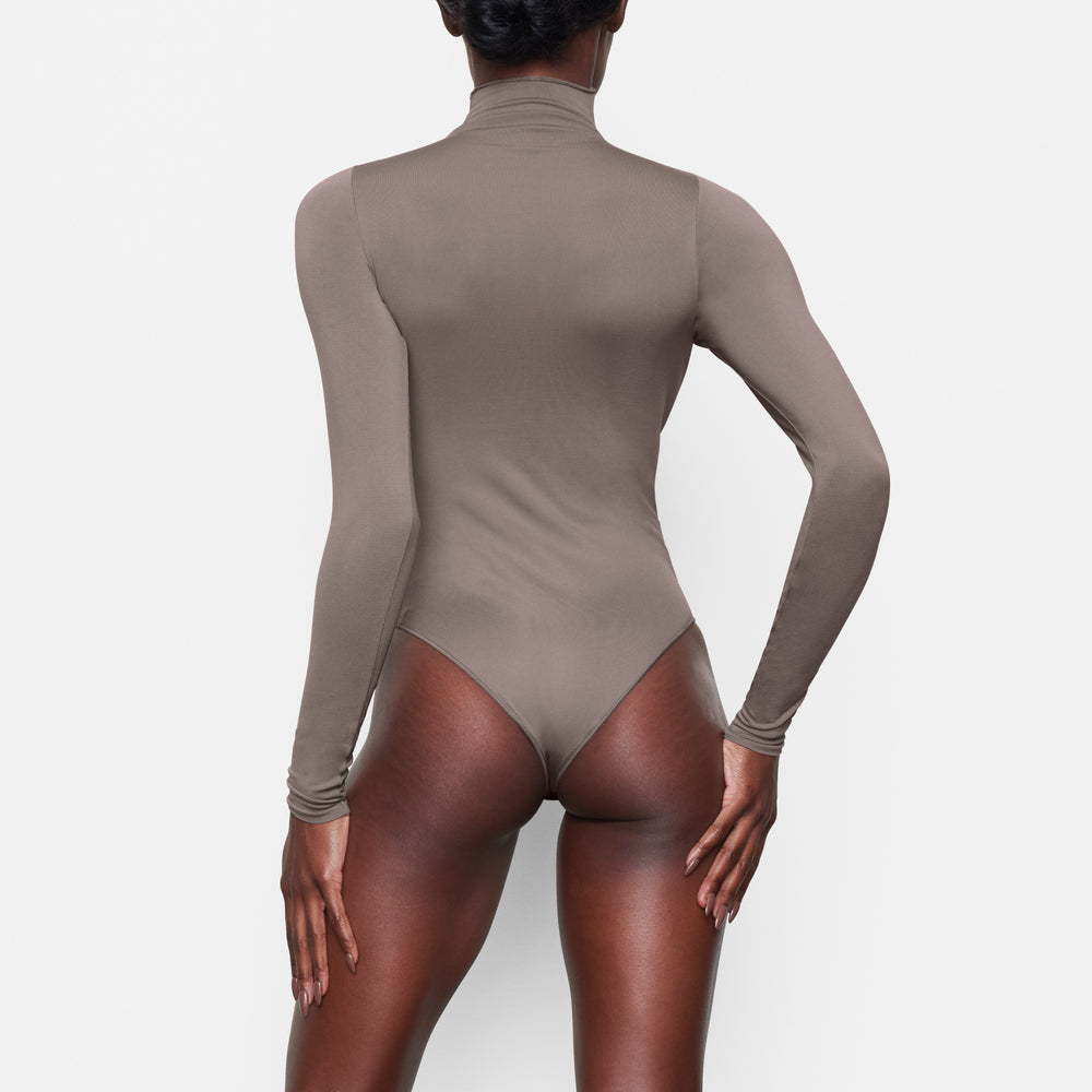 Skims ESSENTIAL MOCK NECK Long Sleeve Bodysuit Nachový Siva | GIRT-03497