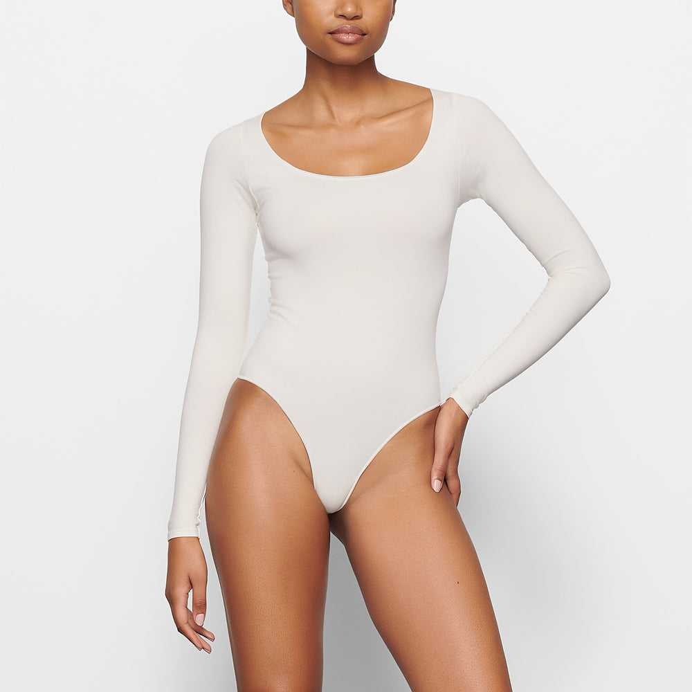 Skims ESSENTIAL SCOOP NECK Long Sleeve Bodysuit Biele | SKAW-23576