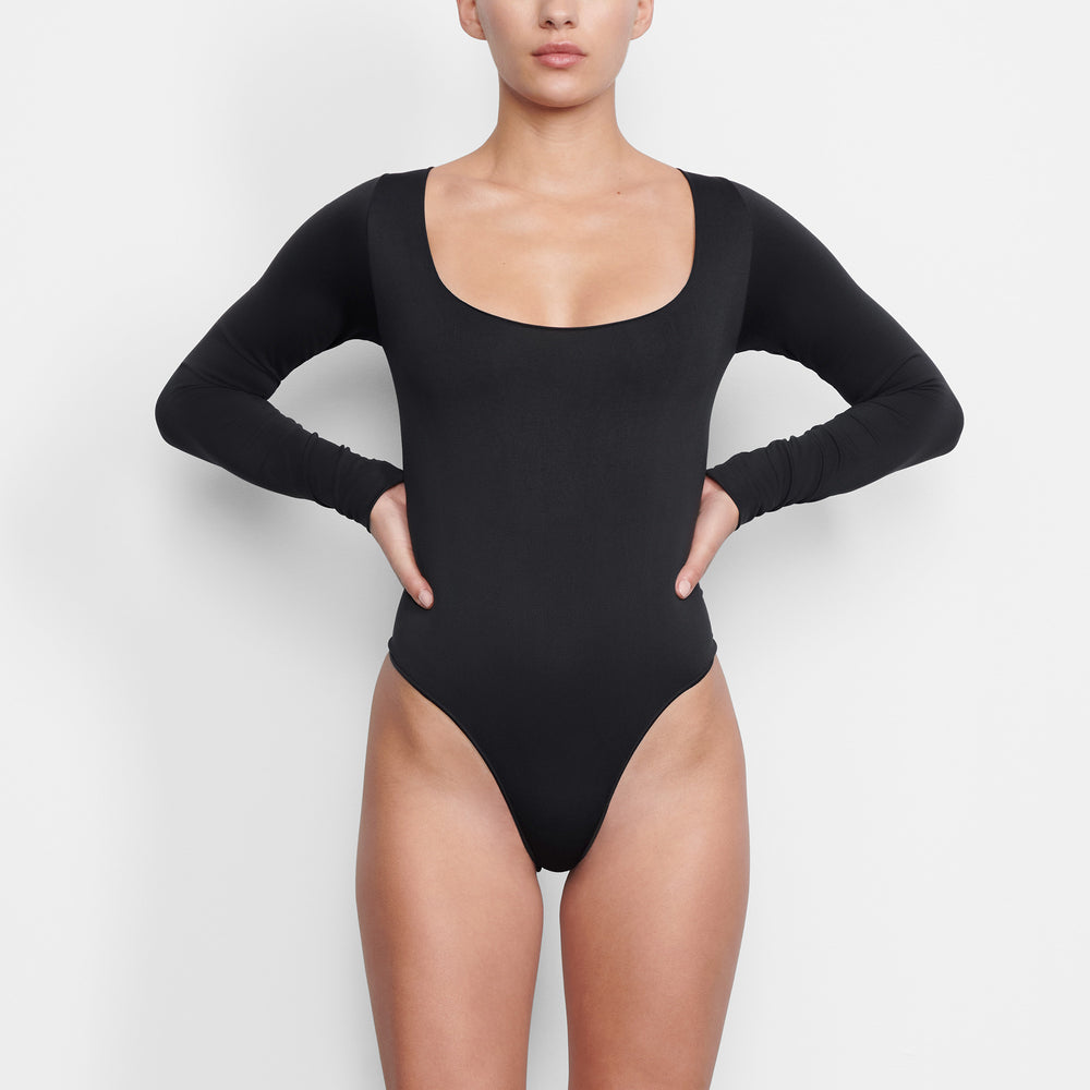 Skims ESSENTIAL SCOOP NECK Long Sleeve Bodysuit Čierne | YSHI-31847