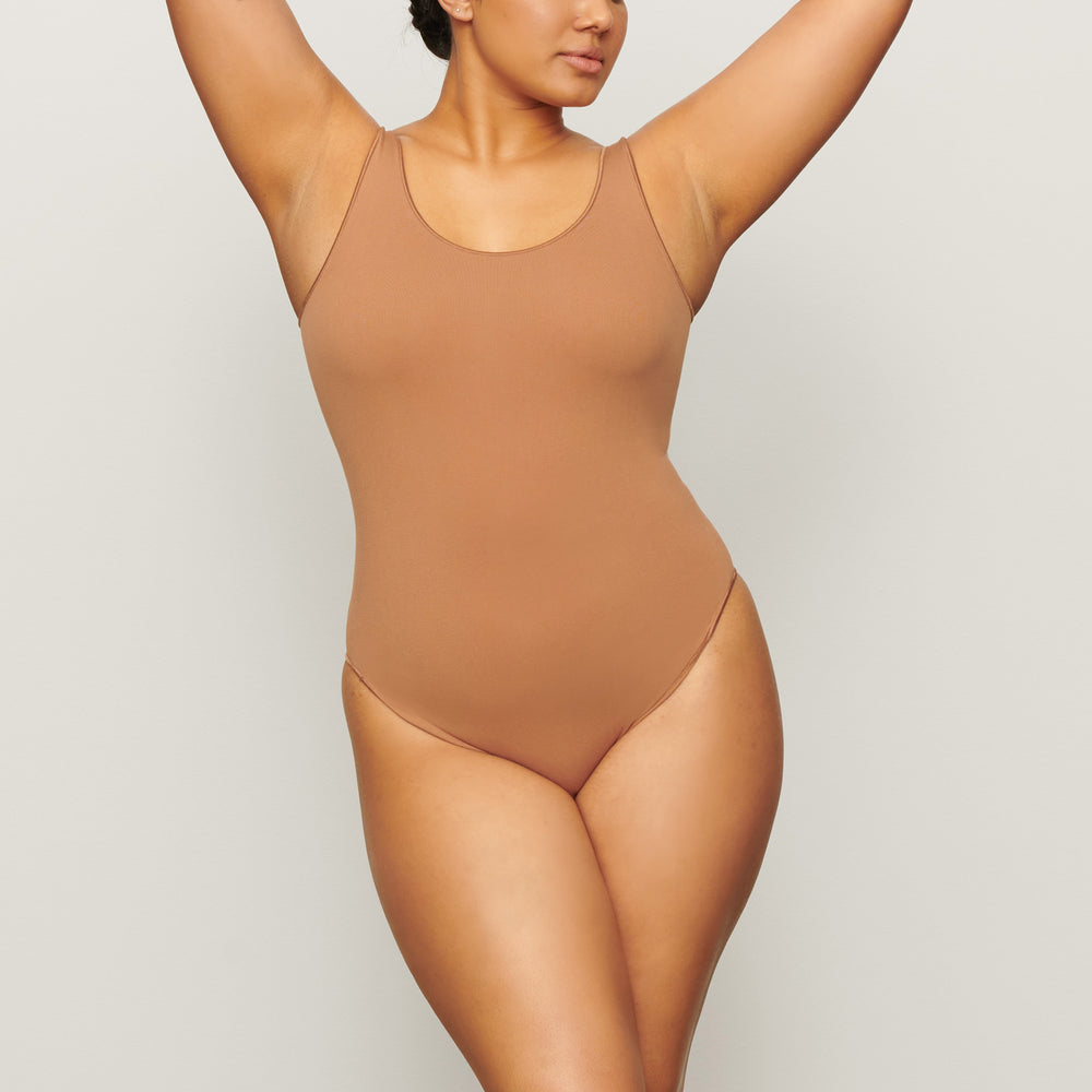 Skims ESSENTIAL Scoop Neck Bodysuit Hnede | HYLE-86293
