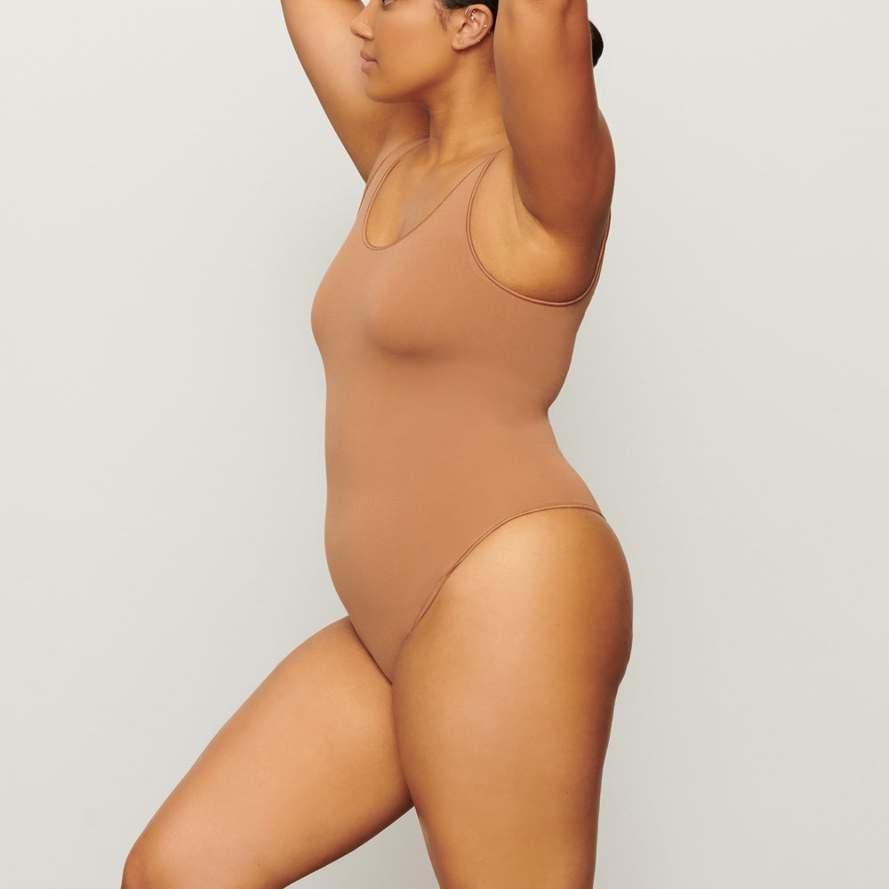 Skims ESSENTIAL Scoop Neck Bodysuit Hnede | HYLE-86293