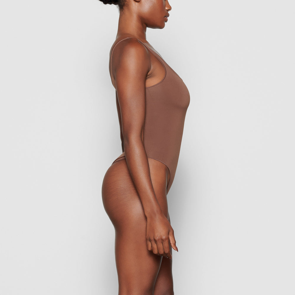 Skims ESSENTIAL Scoop Neck Bodysuit Káva | XEZM-49032