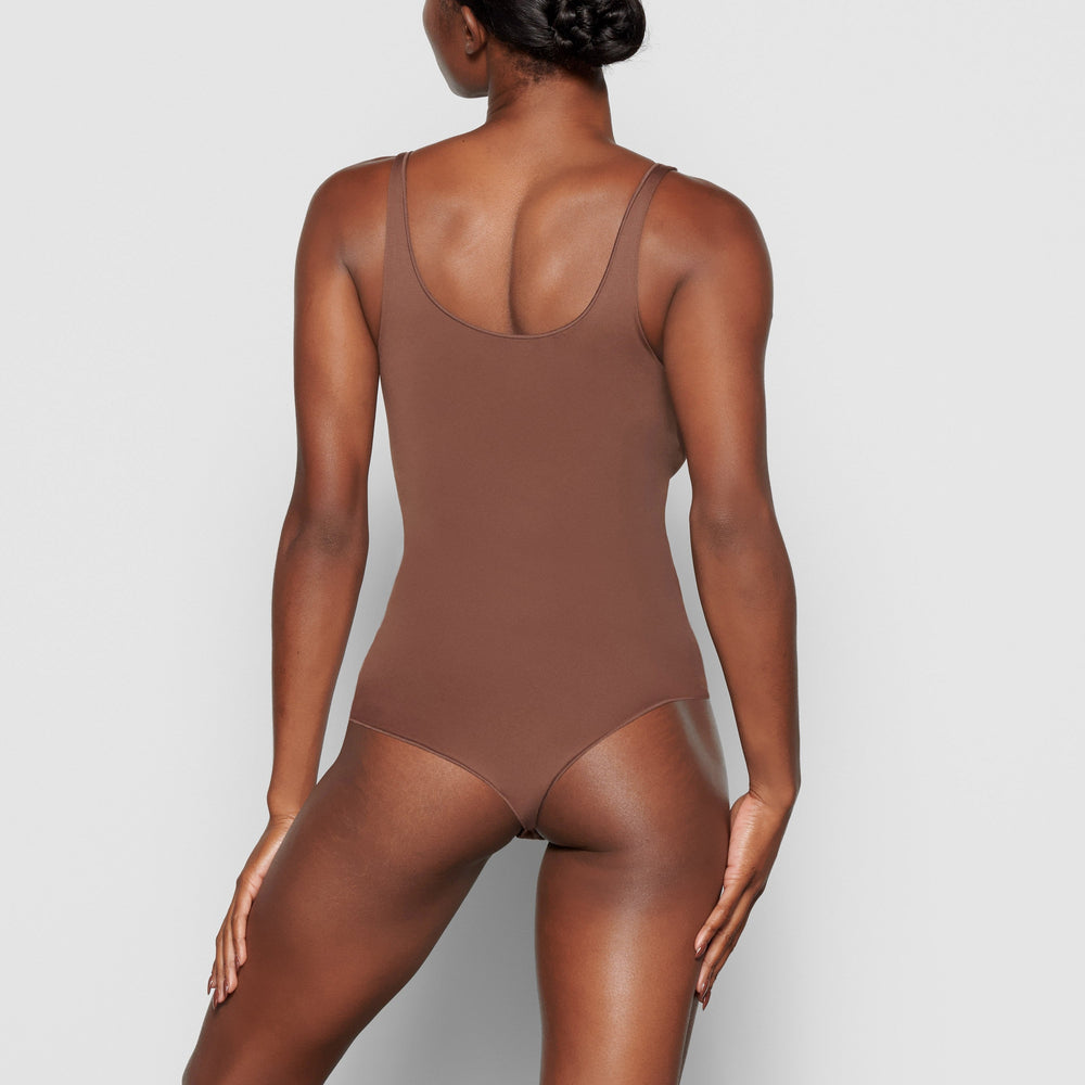 Skims ESSENTIAL Scoop Neck Bodysuit Káva | XEZM-49032