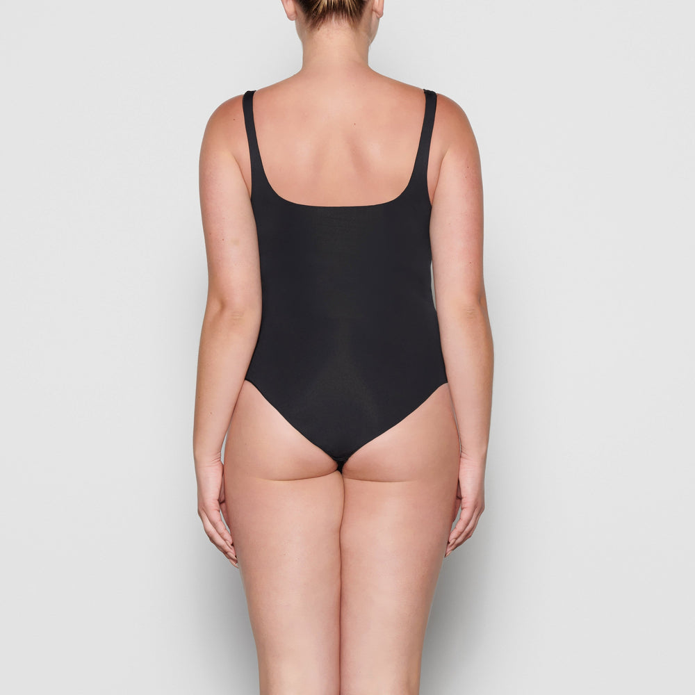 Skims ESSENTIAL Scoop Neck Bodysuit Čierne | PBZJ-82674