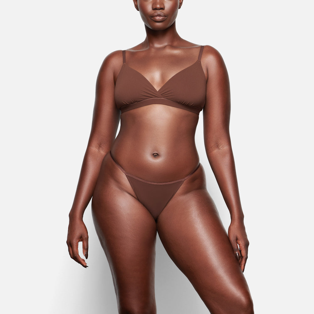 Skims FITS EVERYBODY CHEEKY STRING Bikini Čokoláda | GECS-98267