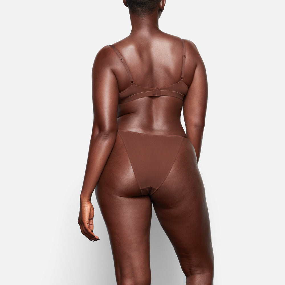 Skims FITS EVERYBODY CHEEKY STRING Bikini Čokoláda | GECS-98267