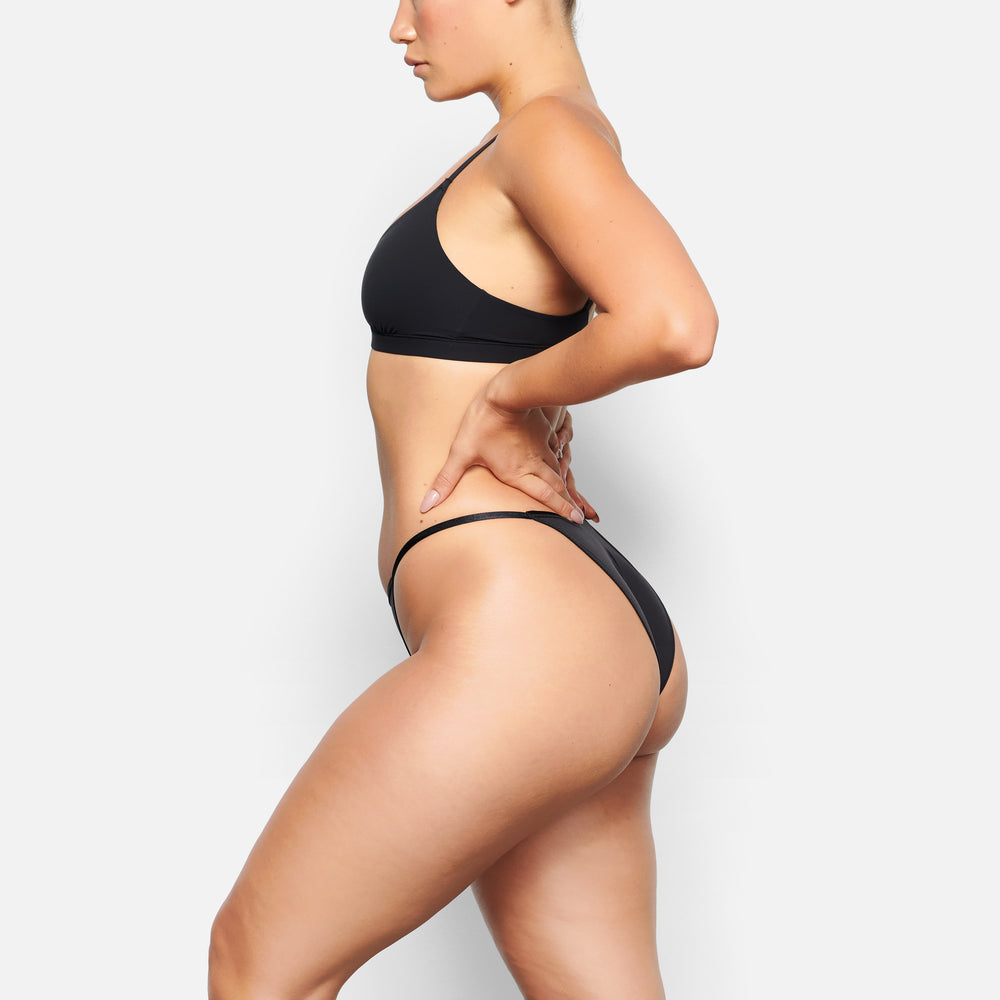 Skims FITS EVERYBODY CHEEKY STRING Bikini Čierne | LEQA-15437