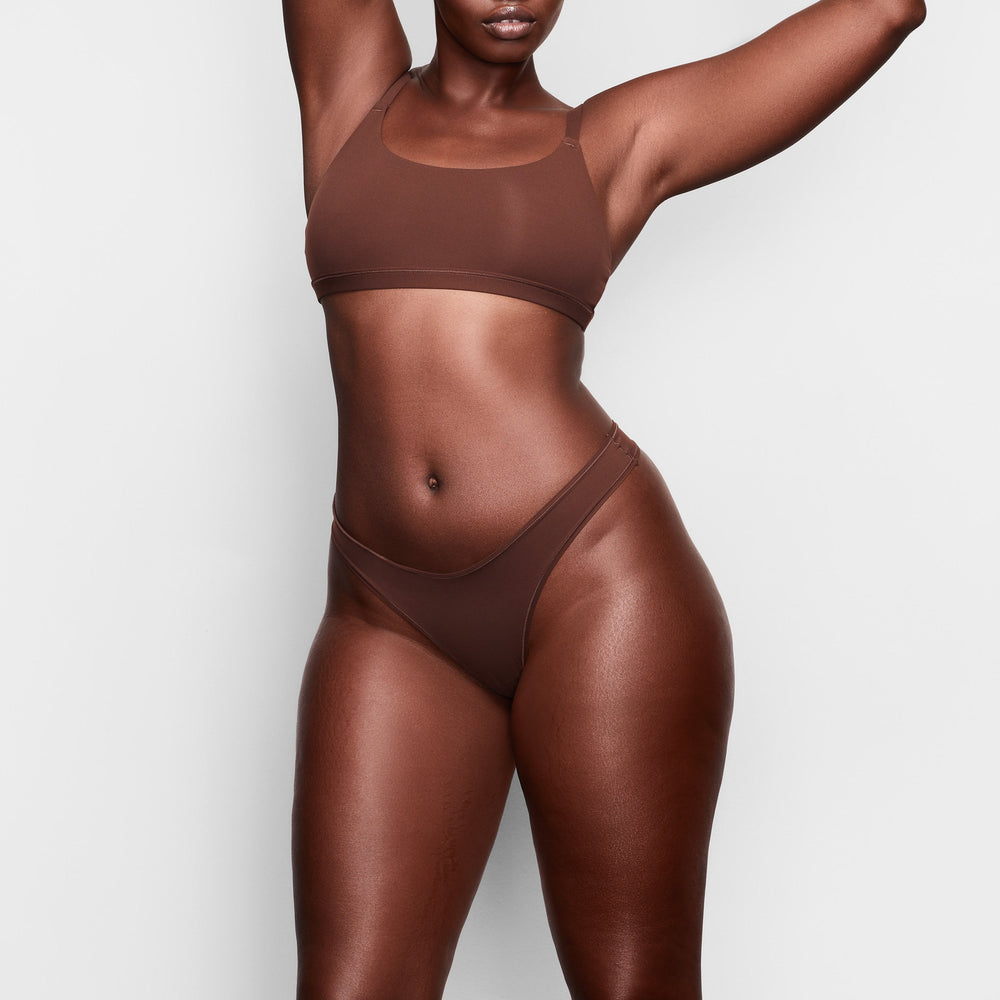 Skims FITS EVERYBODY DIPPED FRONT Thong Čokoláda | WEJG-80594