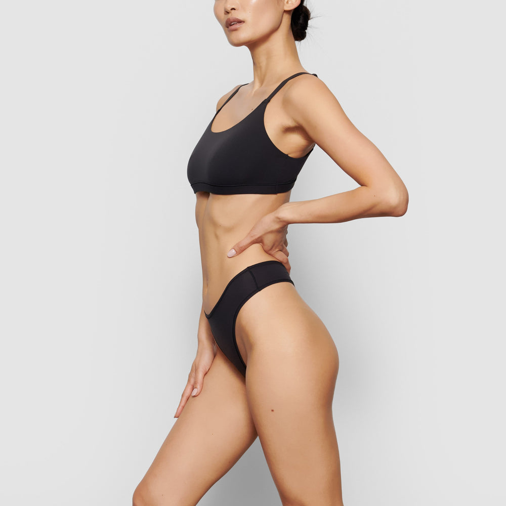 Skims FITS EVERYBODY Thong Čierne | JBOD-39276