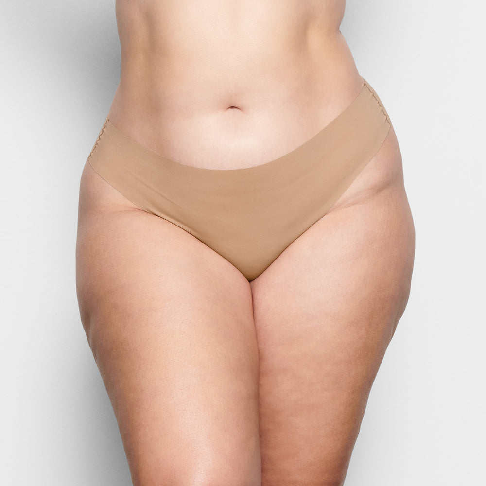 Skims FREE CUT MID WAIST Thong Béžové | HWEO-85964