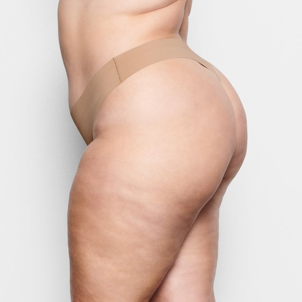 Skims FREE CUT MID WAIST Thong Béžové | HWEO-85964