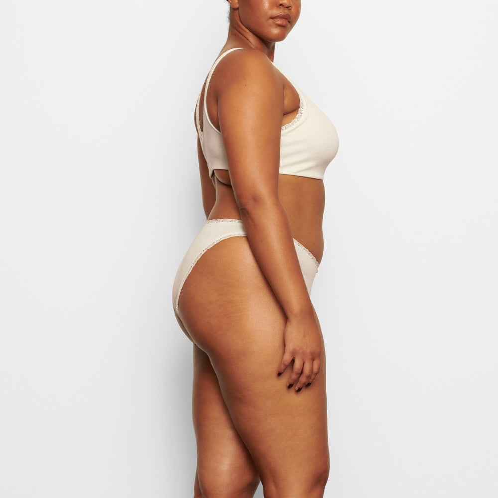 Skims LACE POINTELLE CHEEKY Brief Biele | FXHO-82904