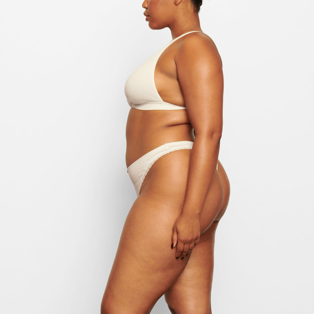 Skims LACE POINTELLE Thong Biele | VAGT-87690