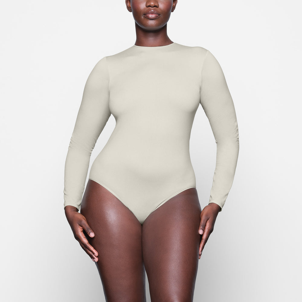Skims LIGHT ESSENTIAL CREW NECK Long Sleeve Bodysuit Biele | BEAZ-89357