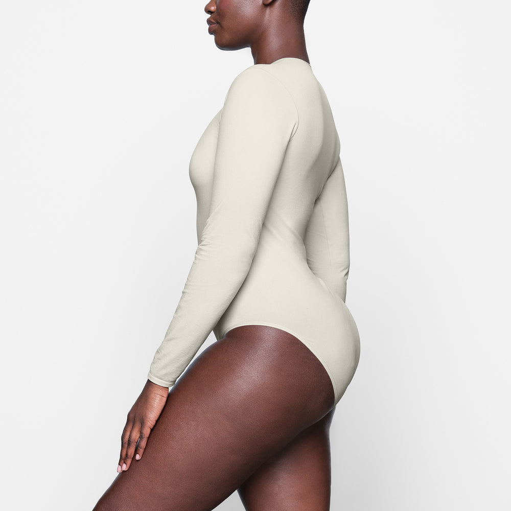 Skims LIGHT ESSENTIAL CREW NECK Long Sleeve Bodysuit Biele | BEAZ-89357
