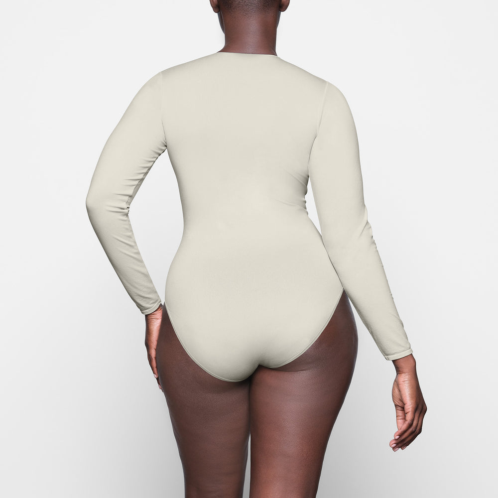 Skims LIGHT ESSENTIAL CREW NECK Long Sleeve Bodysuit Biele | BEAZ-89357