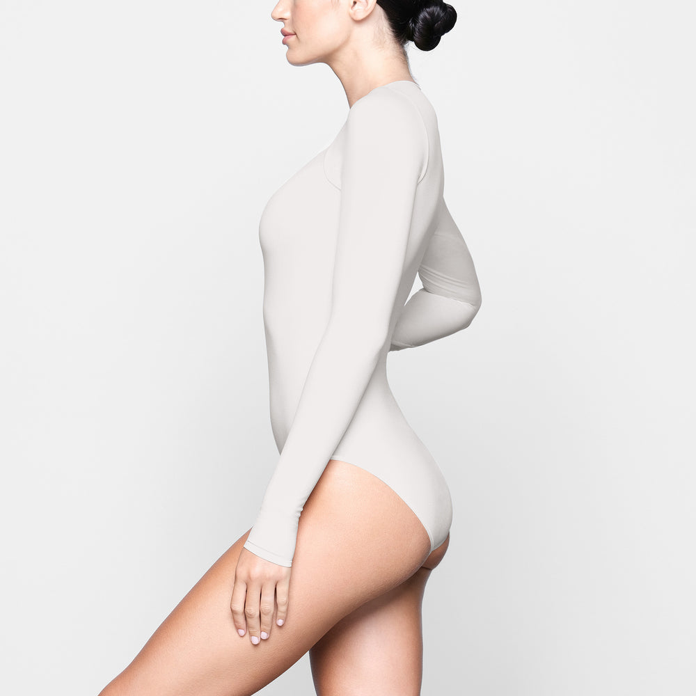 Skims LIGHT ESSENTIAL CREW NECK Long Sleeve Bodysuit Biele | ZWOP-15423