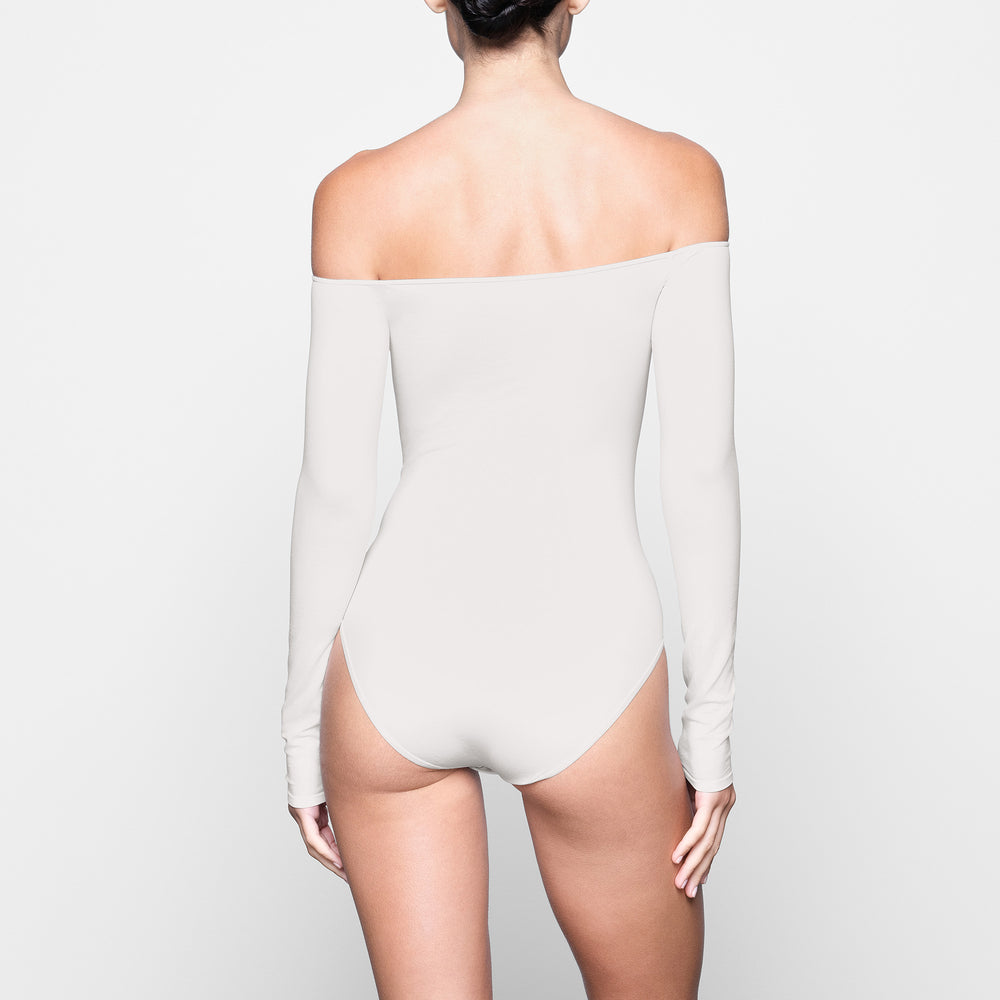 Skims LIGHT ESSENTIAL Off The Shoulder Bodysuit Biele | JKIE-23540