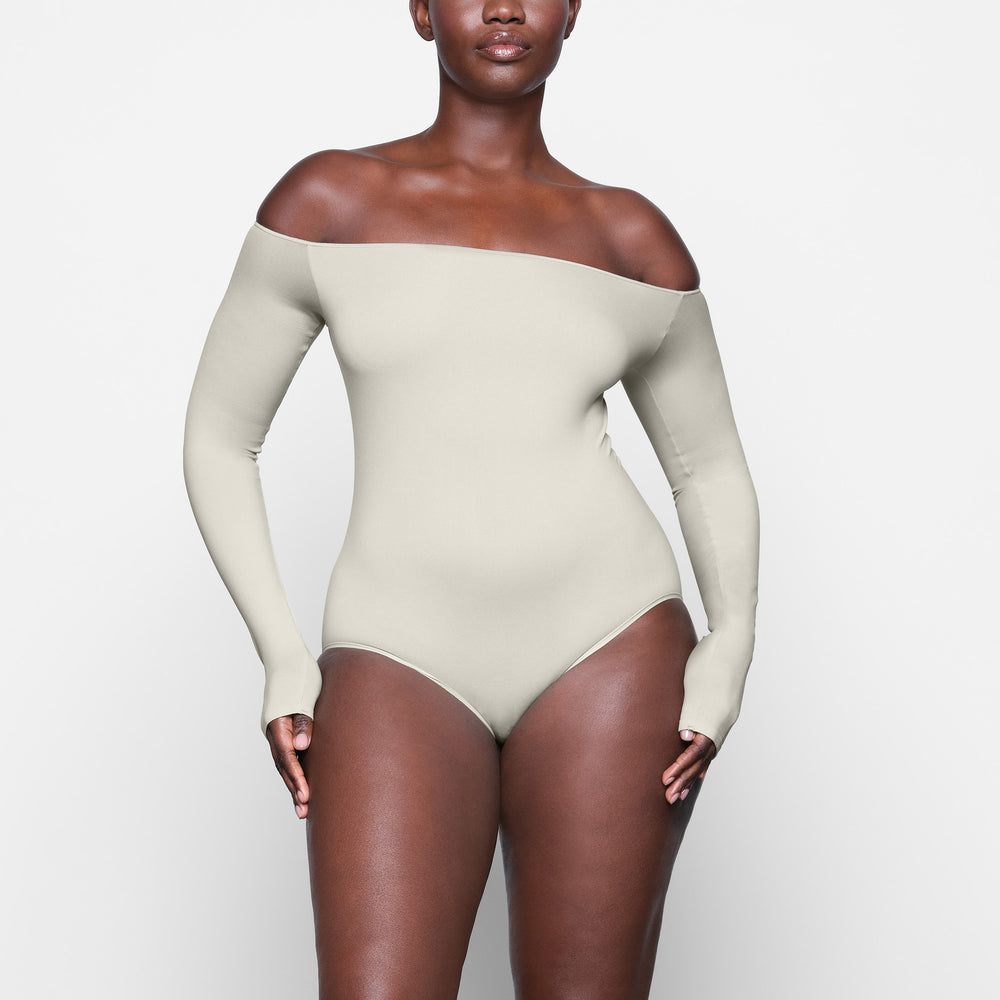 Skims LIGHT ESSENTIAL Off The Shoulder Bodysuit Biele | SWCO-42678