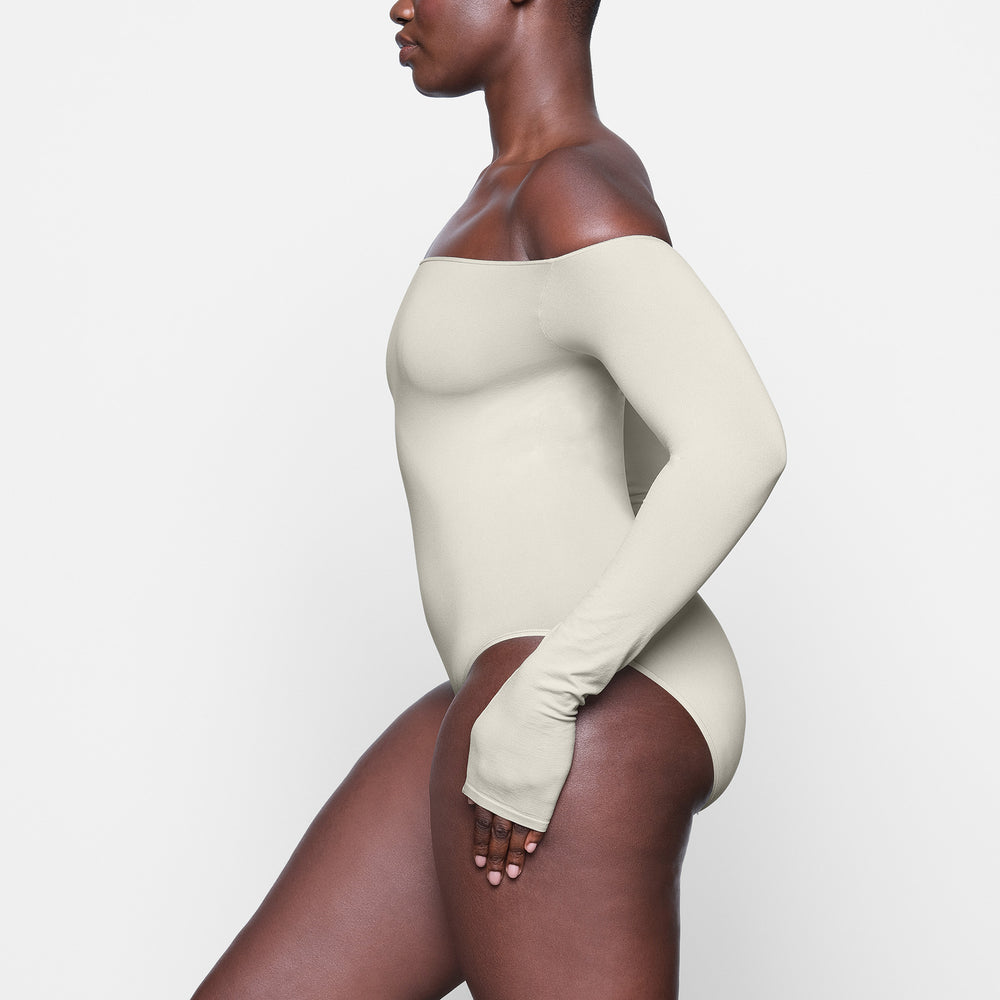 Skims LIGHT ESSENTIAL Off The Shoulder Bodysuit Biele | SWCO-42678
