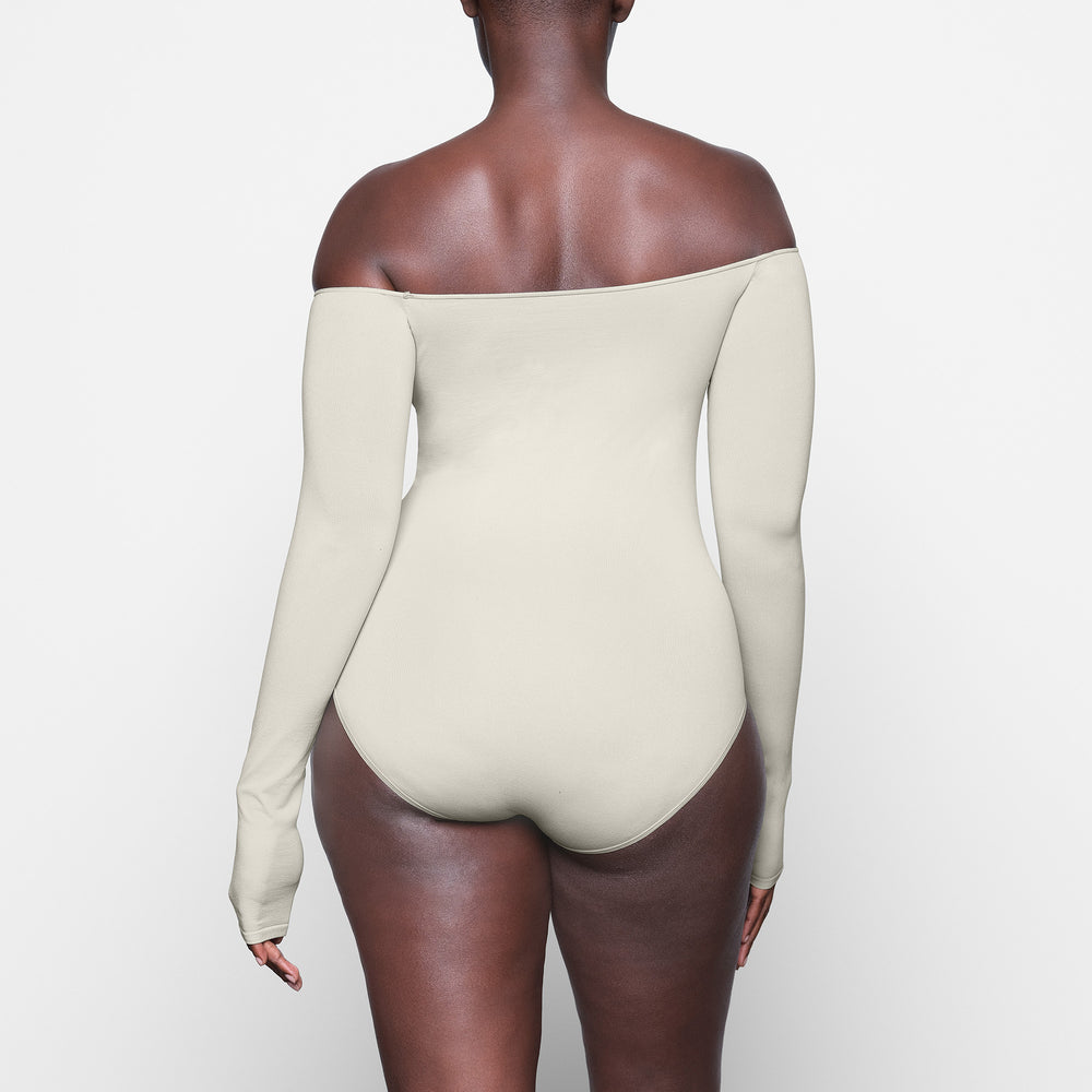 Skims LIGHT ESSENTIAL Off The Shoulder Bodysuit Biele | SWCO-42678