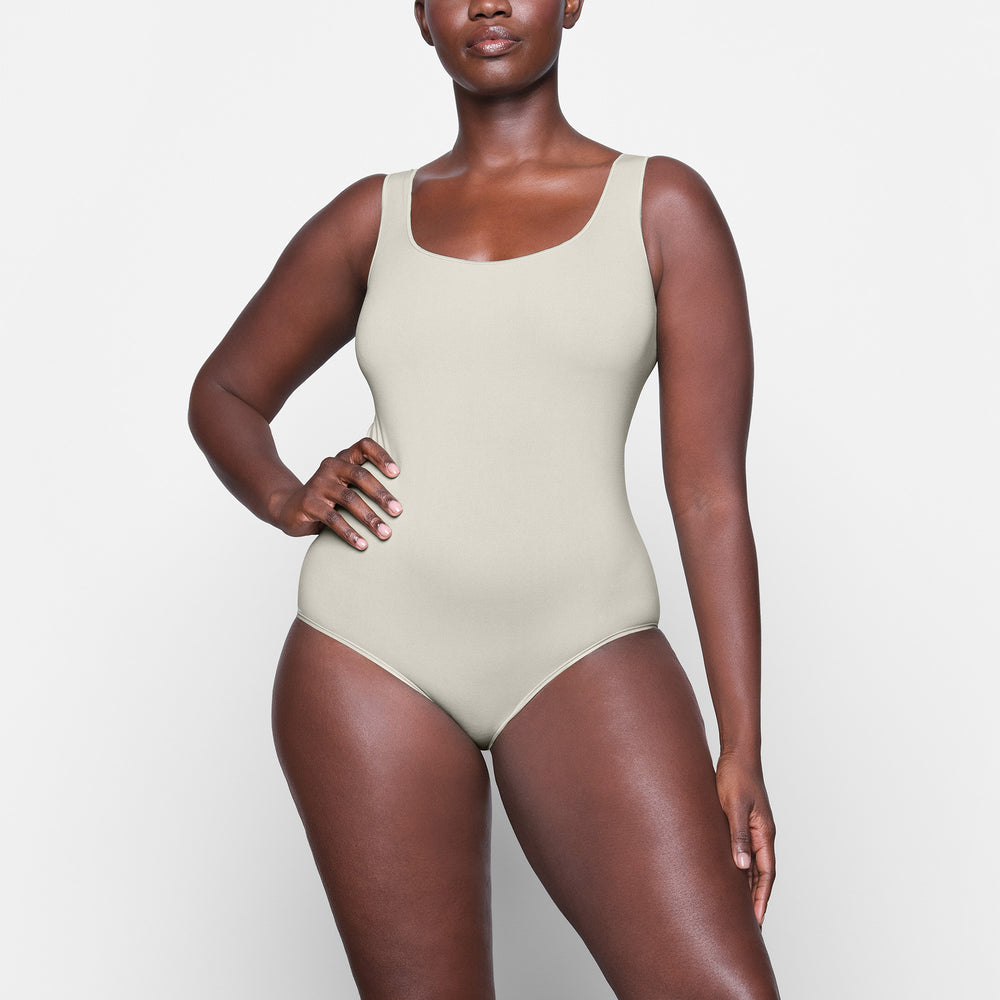 Skims LIGHT ESSENTIAL Scoop Neck Bodysuit Biele | IZCT-80942