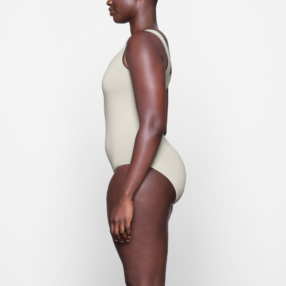 Skims LIGHT ESSENTIAL Scoop Neck Bodysuit Biele | IZCT-80942