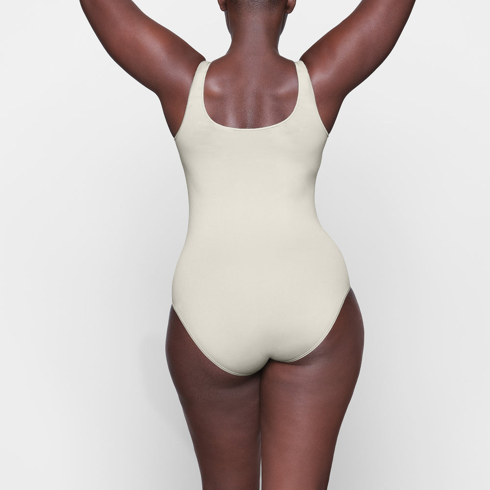 Skims LIGHT ESSENTIAL Scoop Neck Bodysuit Biele | IZCT-80942