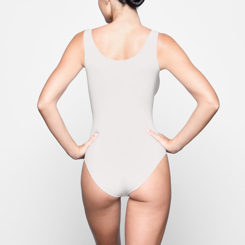 Skims LIGHT ESSENTIAL Scoop Neck Bodysuit Biele | PRNF-68203