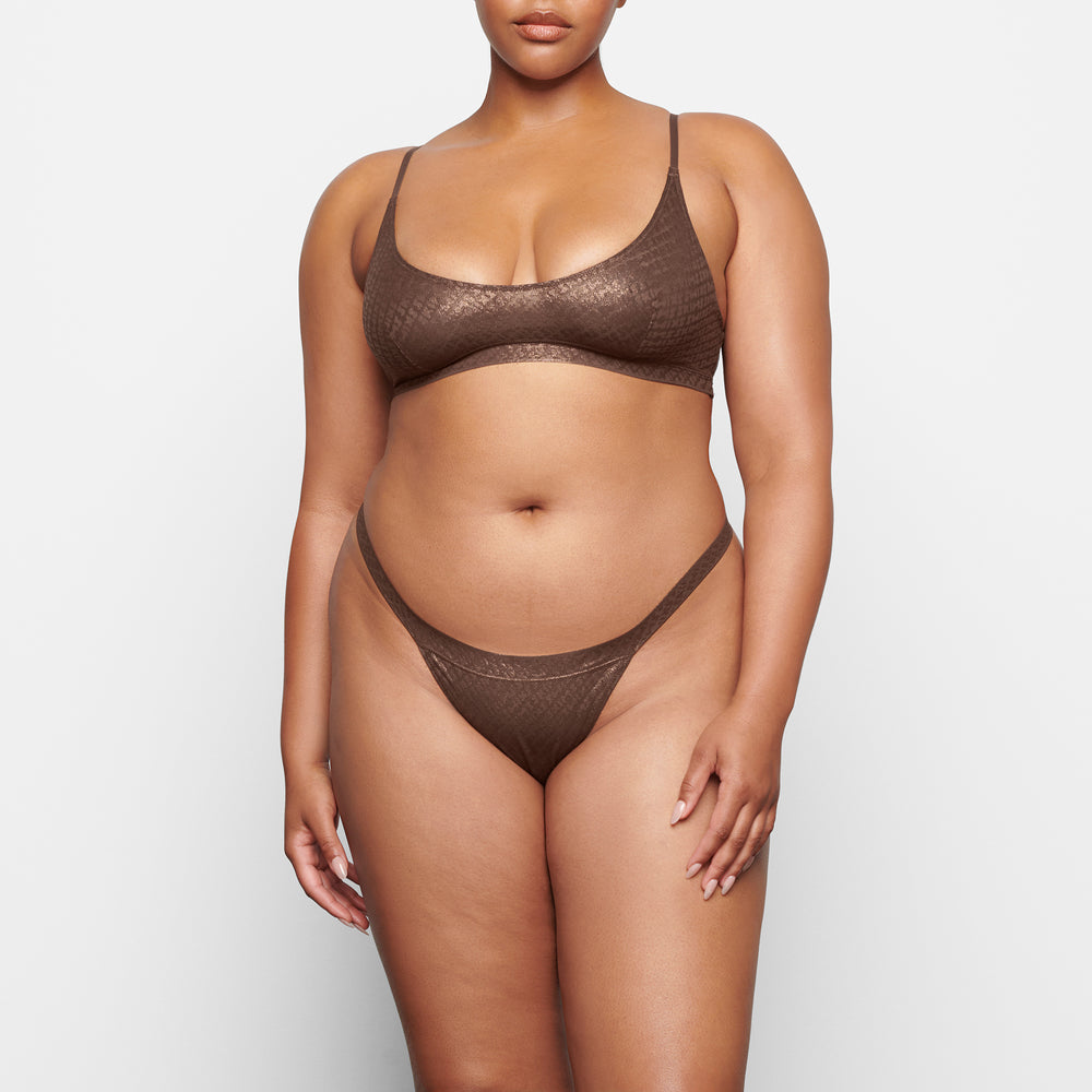 Skims LOGO MESH FOIL SKIMPY Thong Čokoláda | HVEI-29431