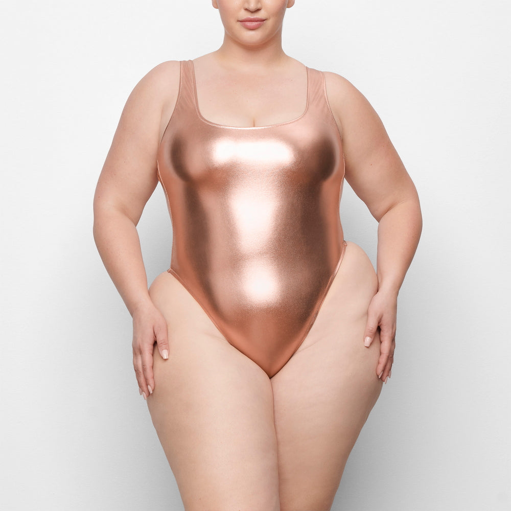Skims METALLIC SWIM HIGH CUT One Piece Ruzove Zlate | HBTZ-85076