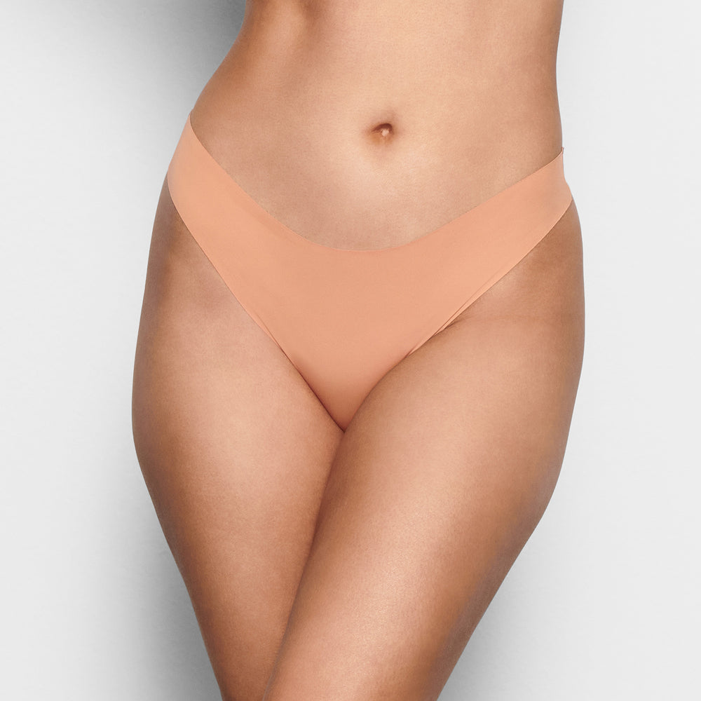 Skims NAKED Thong Béžové | RWUC-93674