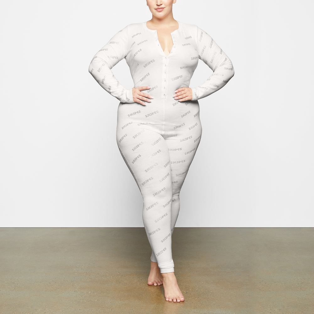 Skims RHINESTONE LOGO POINTELLE Onesie Biele | ROPC-83764