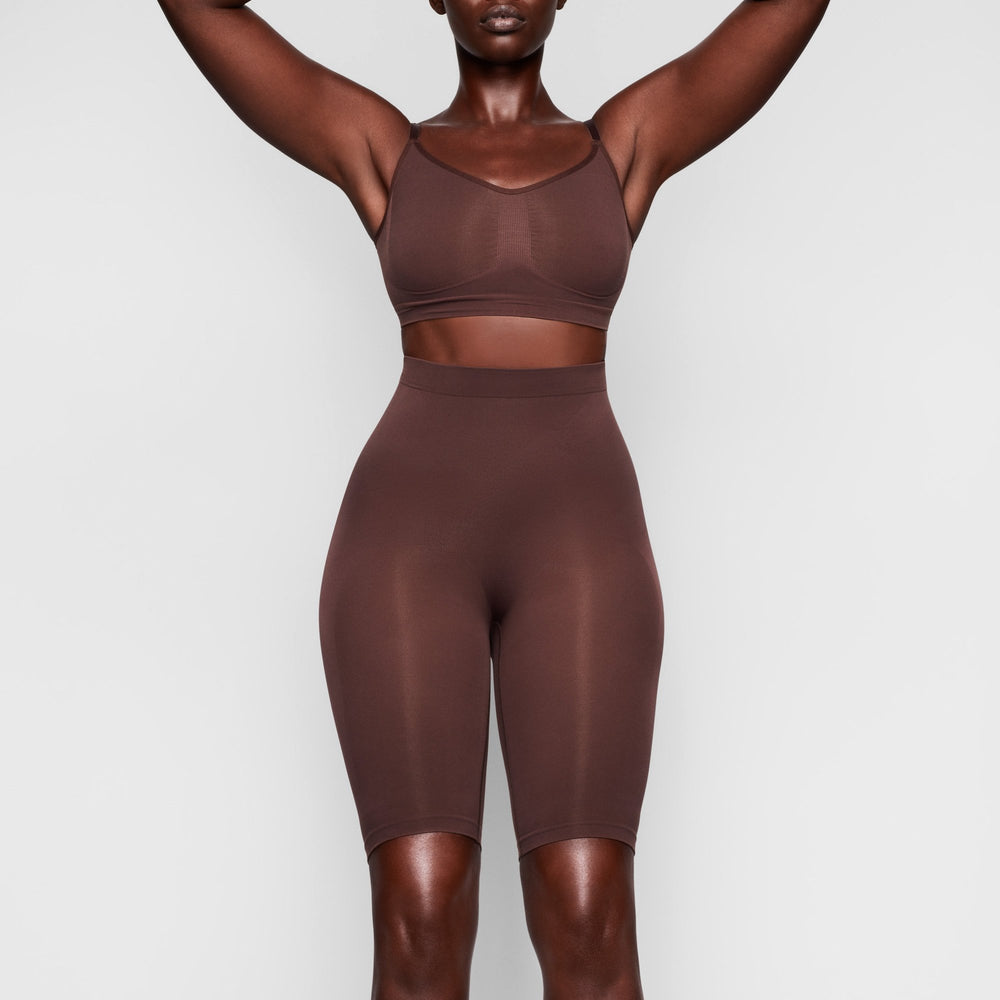 Skims SCULPTING ABOVE THE KNEE W/ OPEN GUSSET Kratasy Čokoláda | ACNX-85617