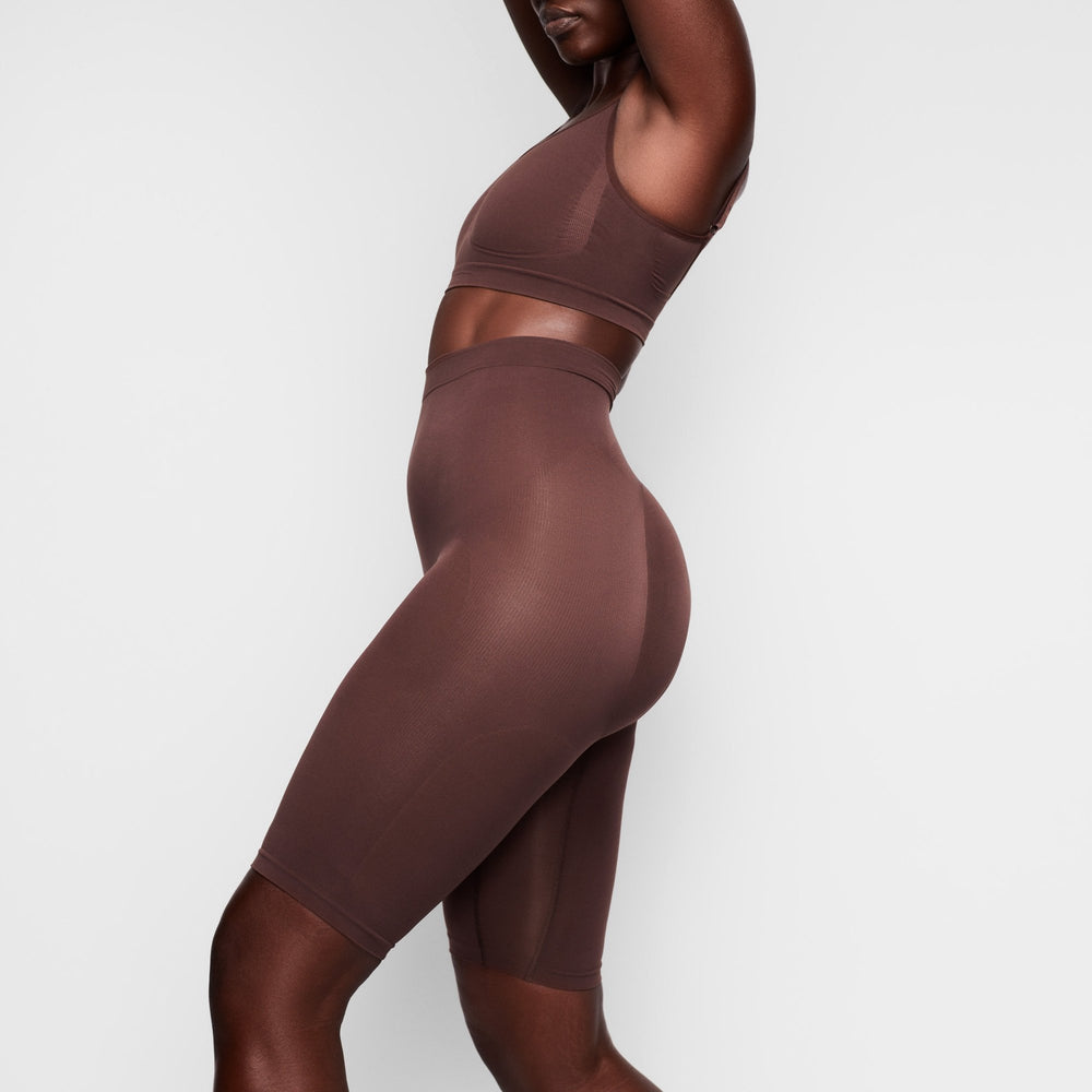 Skims SCULPTING ABOVE THE KNEE W/ OPEN GUSSET Kratasy Čokoláda | ACNX-85617