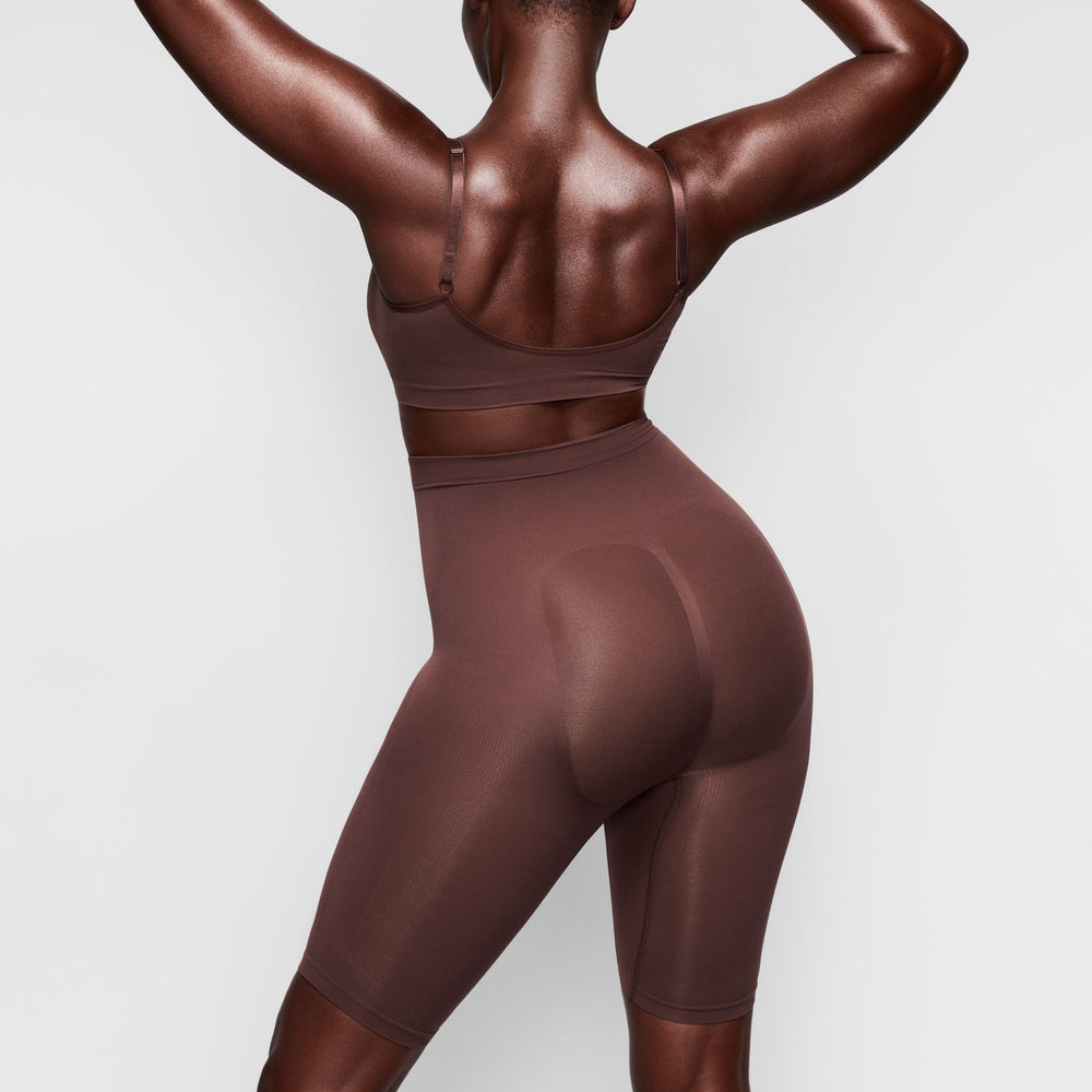 Skims SCULPTING ABOVE THE KNEE W/ OPEN GUSSET Kratasy Čokoláda | ACNX-85617