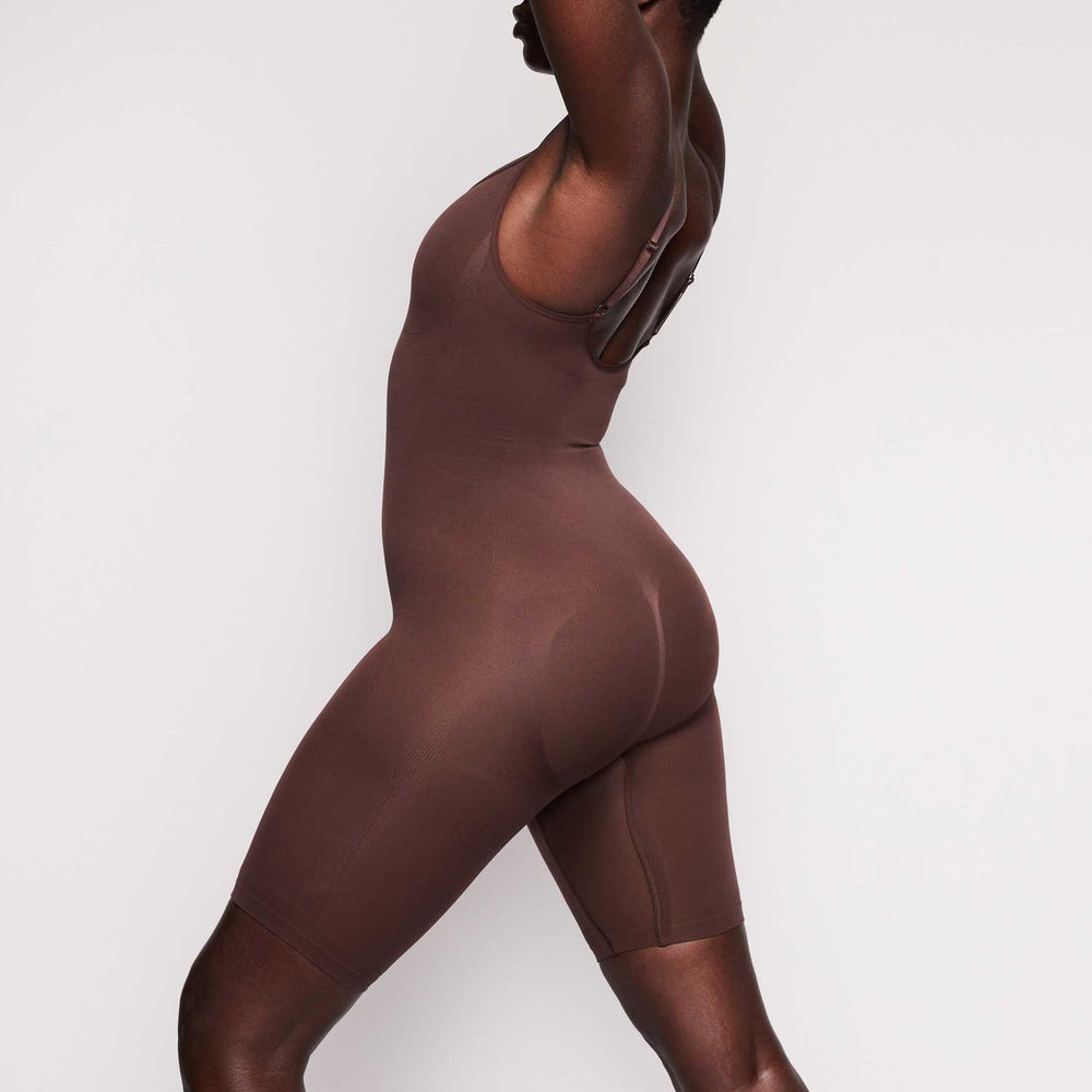 Skims SCULPTING BODYSUIT MID THIGH W. OPEN GUSSET Bodysuit Čokoláda | KELO-37128