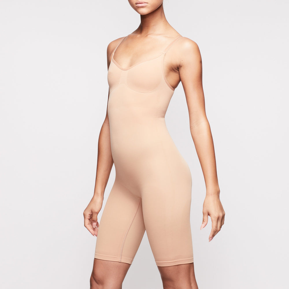 Skims SCULPTING BODYSUIT MID THIGH W. OPEN GUSSET Bodysuit Béžové | YXNG-40728